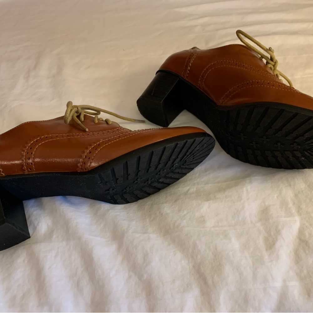 Elegant Tan Women's Leather Oxfords - Picture 4 of 7